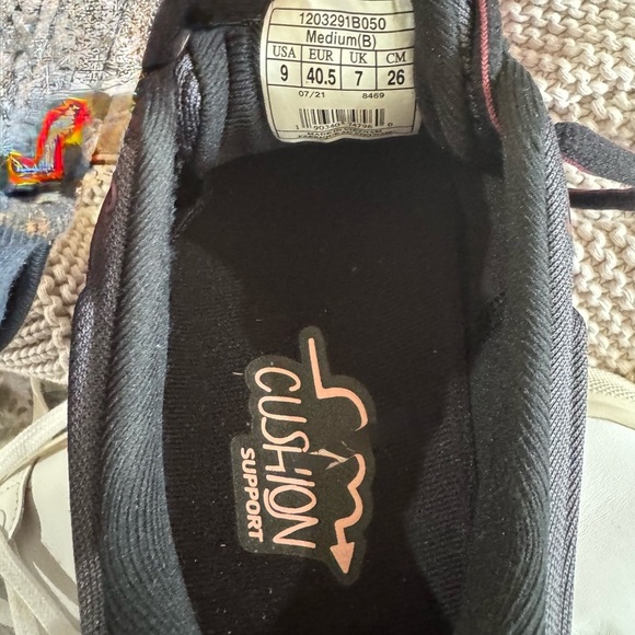 Brooks Black and burgundy Athletic Shoes with Mesh Upper Sz 9 - Picture 6 of 11